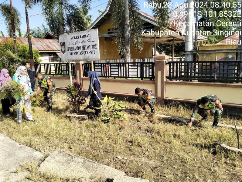 Senantiasa Silaturahmi Babinsa Koramil 06/ Cerenti Kodim 0302/Inhu Bergotong Royong Bantu Bersihkan Pekarangan Kantor Kecamatan Cerenti