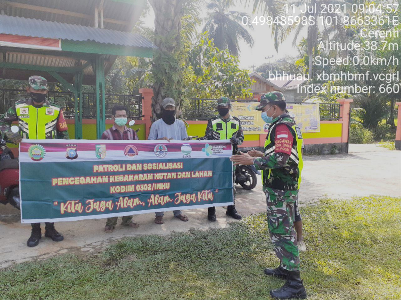 Sertu Efison Anggota Koramil 06/Cerenti Terus Sosialisasikan Dan Patroli Tentang Bahaya Karhutla Di Wilayah Binaannya