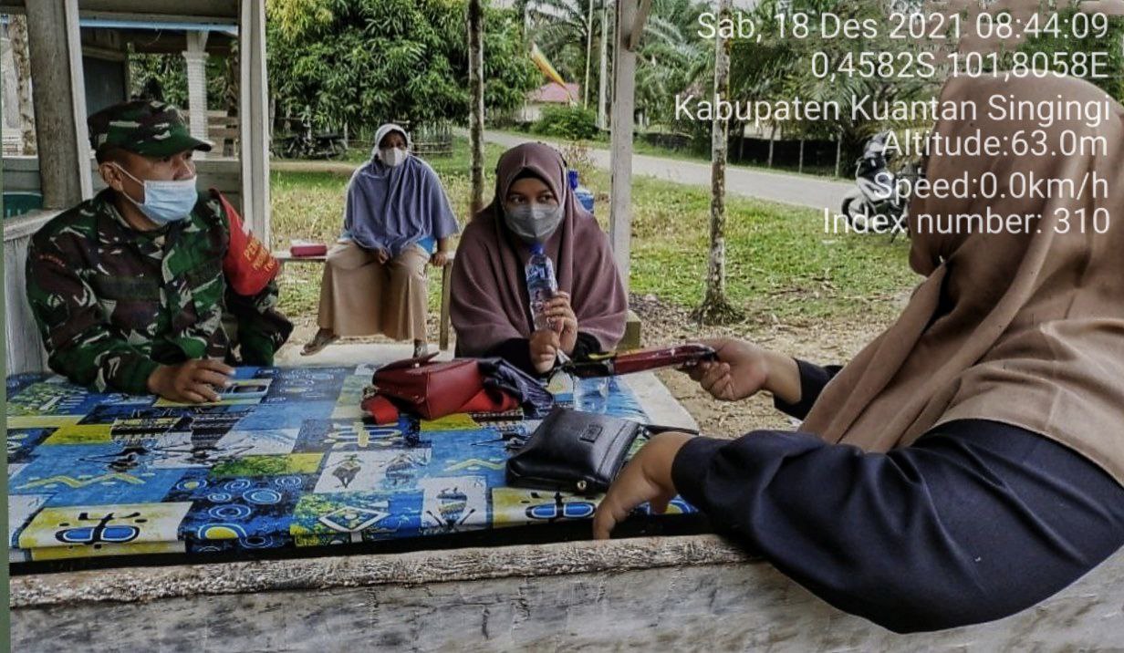 Serka M.Amin Babinsa Koramil 06/Cerenti Kodim 0302/Inhu Melaksanakan Komsos Dengan Masyarakat Binaan