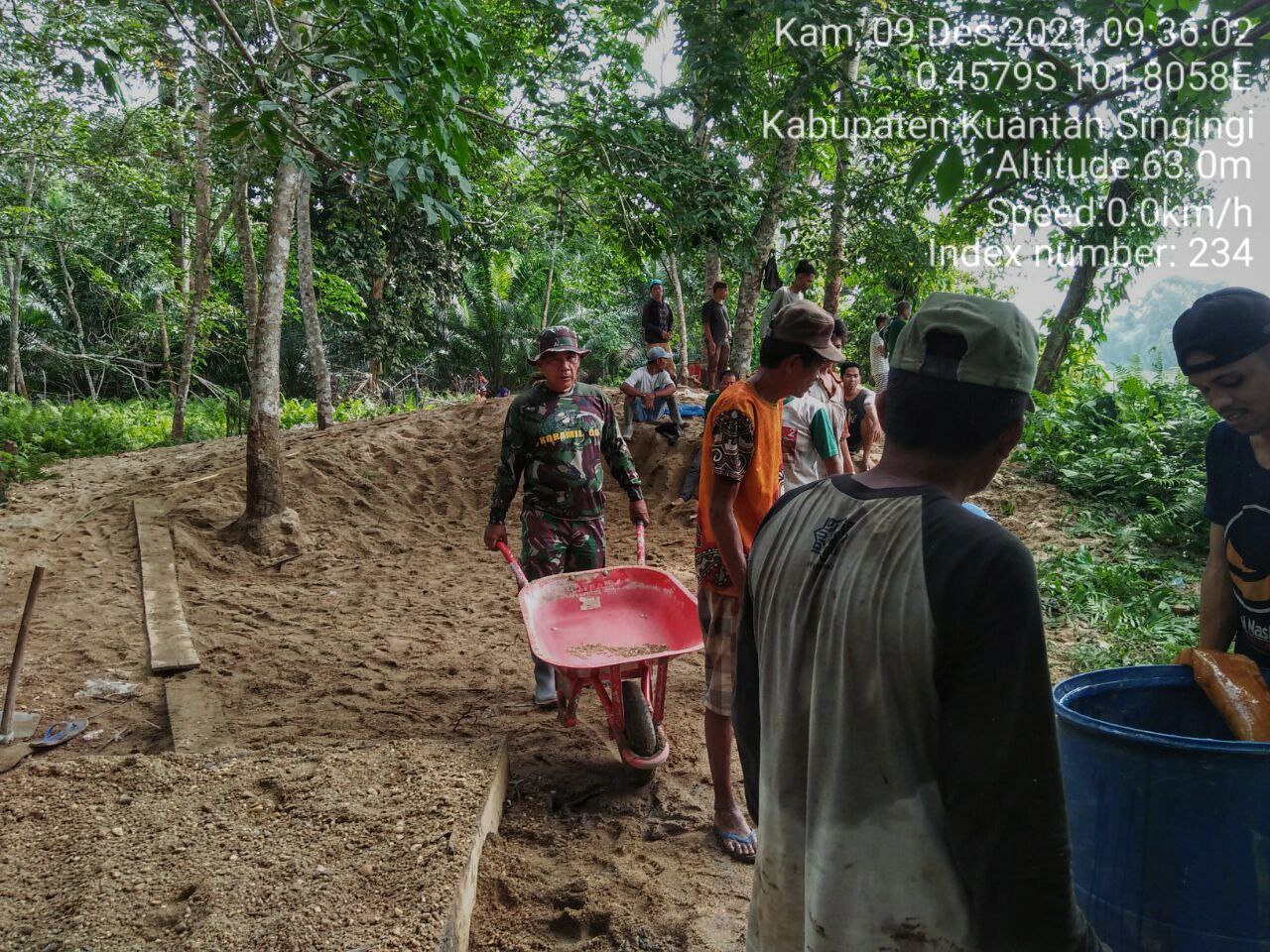 Babinsa Koramil 06/Cerenti  Kodim 0302/Inhu Gotong Royong Dengan Masyarakat Tanjung Medan Kecamatan Cerenti