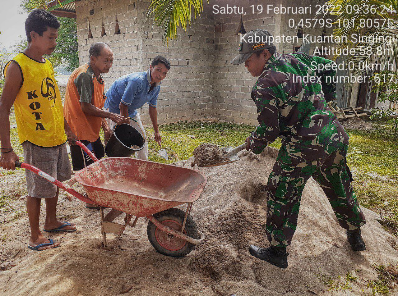 Babinsa  Koramil 06/Cerenti Kodim 0302/Inhu Gotong Royong Musallah Dengan MASYARAKAT Desa Pulau Sipan