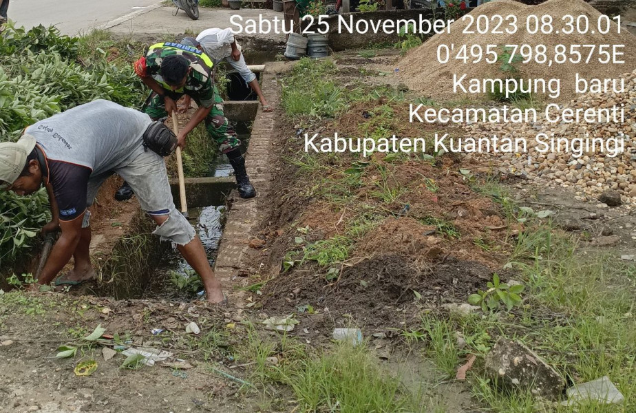 Babinsa Koramil 06/Cerenti  Kodim 0302/Inhu, Bantu Warga Membersihkan Jalan Di Wilayah Binaan