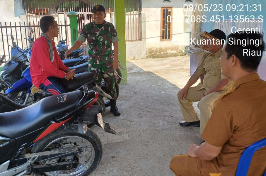 Di Desa Kampung Baru Babinsa Koramil 06/Cerenti Kodim 0302/Inhu, Sertu Efisin Komsos Dengan Warga Binaan Memberikan Pengertian Tentang Pentingnya Menjaga Keamanan