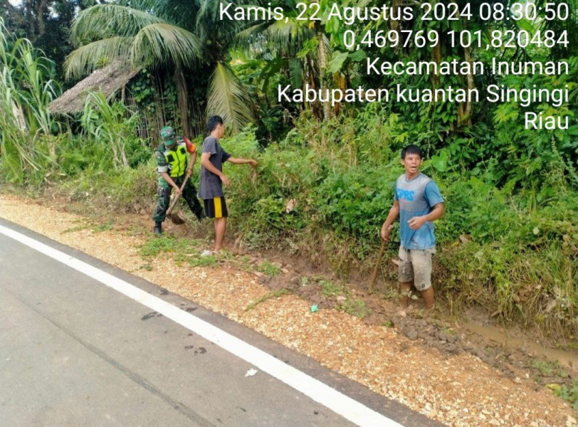 Babinsa Koramil 06/ Cerenti Kodim 0302/Inhu Gotong Royong Membersikan   Parit-Parit Dan Bahu Jalan Bersama Warga