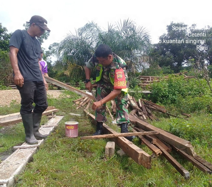 Babinsa Koramil 06/Cerenti Kodim 0302/Inhu Peduli Dengan Warga Bergotong Royong Rumah Warga 