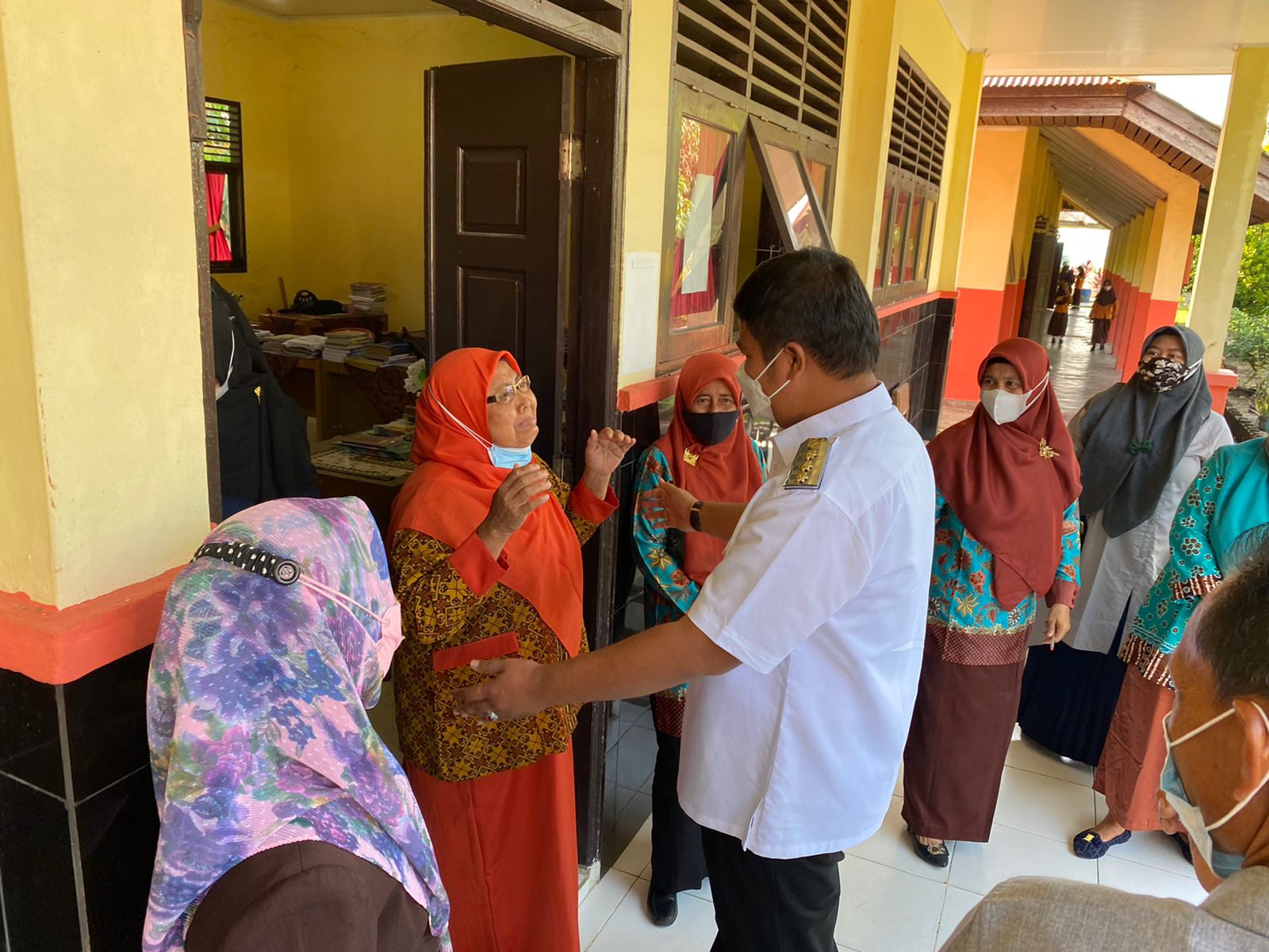 Di Kunjungi Bupati, Buk Emit Terisak Menangis