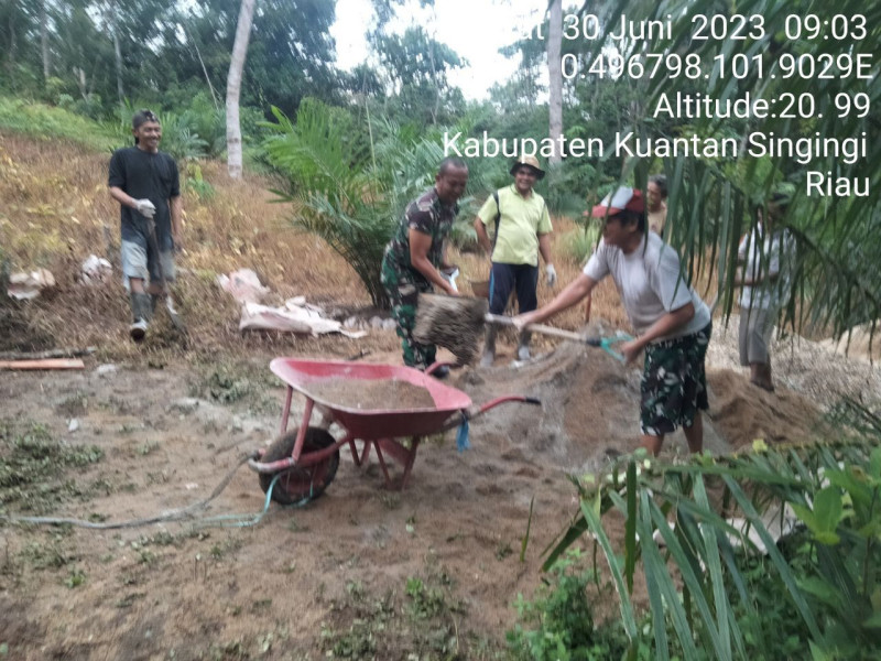 Wujud Keakraban Babinsa Koramil 06/Cerenti Kodim 0302/Inhu Bantu Bergotong Royong Jalan Semenisasi Bersama Warga Desa
