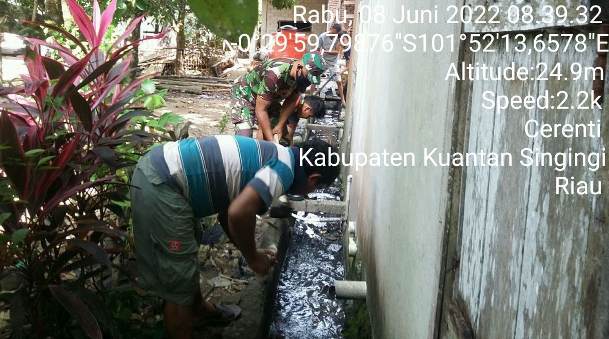 Bangun Keakraban Babinsa Koramil 06/Cerenti Dim 0302/Inhu Bantu Pembersihan Saluran Pembuangan Air Di Lingkungan Kelurahan Pasar Cerenti Kecamatan Cerenti Kabupaten Kuantan Singingi