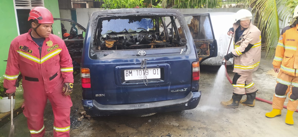 Mobil Kijang SGX Terbakar di Jalan Thamrin Ujung