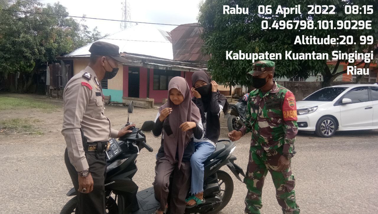 Babinsa Koramil 06/Cerenti Kodim 0302/Inhu, Serda Abdul Wahab Bersama Bhabinkamtibmas Polsek Cerenti, Berikan Sosialisasi Serta Himbauan Kepada Warga Agar Patuhi Prokes Covid-19
