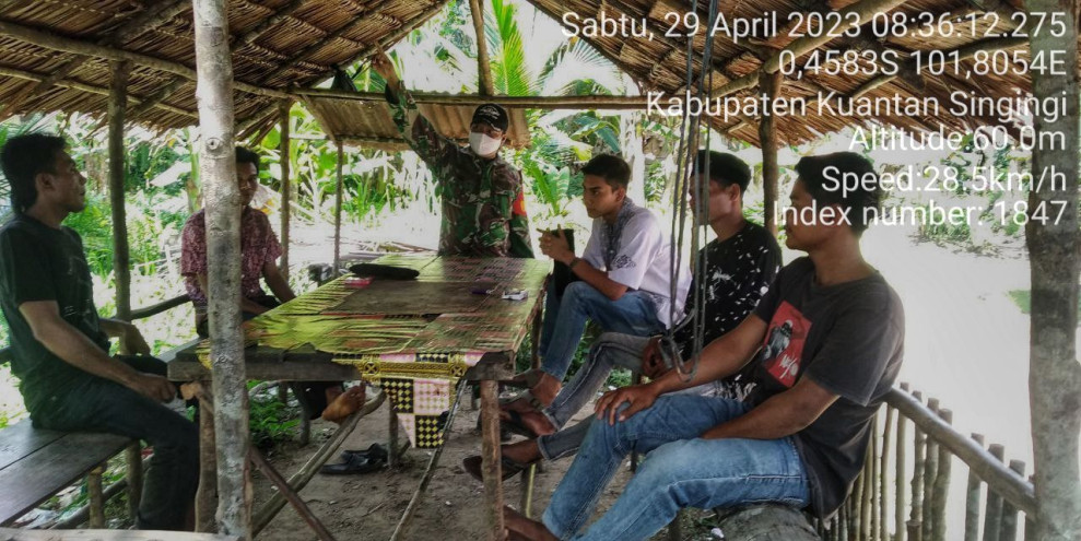 Babinsa Koramil 06/Cerenti Kodim 03002/Inhu Komsos Dengan Warga Desa Binaan Desa Pulau Panjang Hulu Kecamatan Inuman