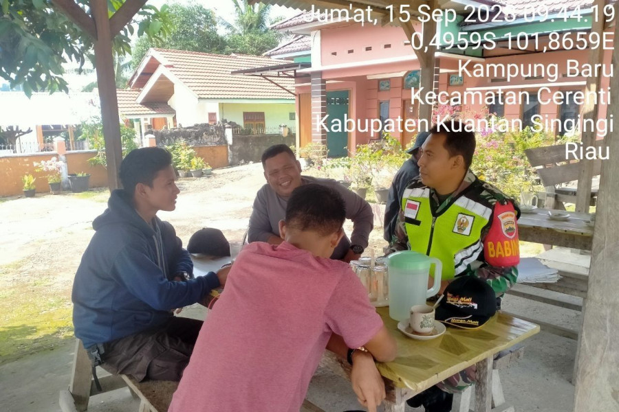Babinsa Koramil 06/Cerenti Kodim 0302/Inhu Komsos Dengan Warga Desa Binaan Memberikan Pengertian Tentang Pentingnya Menjaga Keamanan Lingkungan di Desa Kampung Baru Kecamatan Cerenti