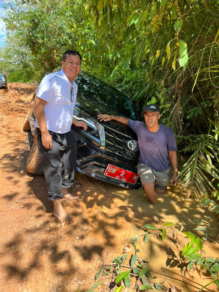 Tinjau Perbaikan Jalan Ketaping Jaya Inuman,  BM 2 Plt Bupati 'Terperosok' Di Jalan Berlumpur