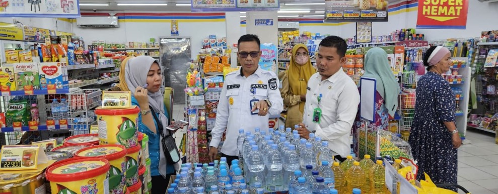 Lindungi Masyarakat Agar Tak Konsumsi Barang Kadaluarsa;  Camat Sentajo Raya Dan Kopdagrin Sambangi Sejumlah Minimarket