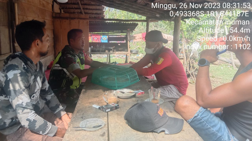 Di Kampung Pancasila Desa Bedeng Sikuran Kecamatan Inuman, Kopda Junedi Babinsa Koramil 06/Cerenti Kodim 0302/Inhu Lakukan Komsos