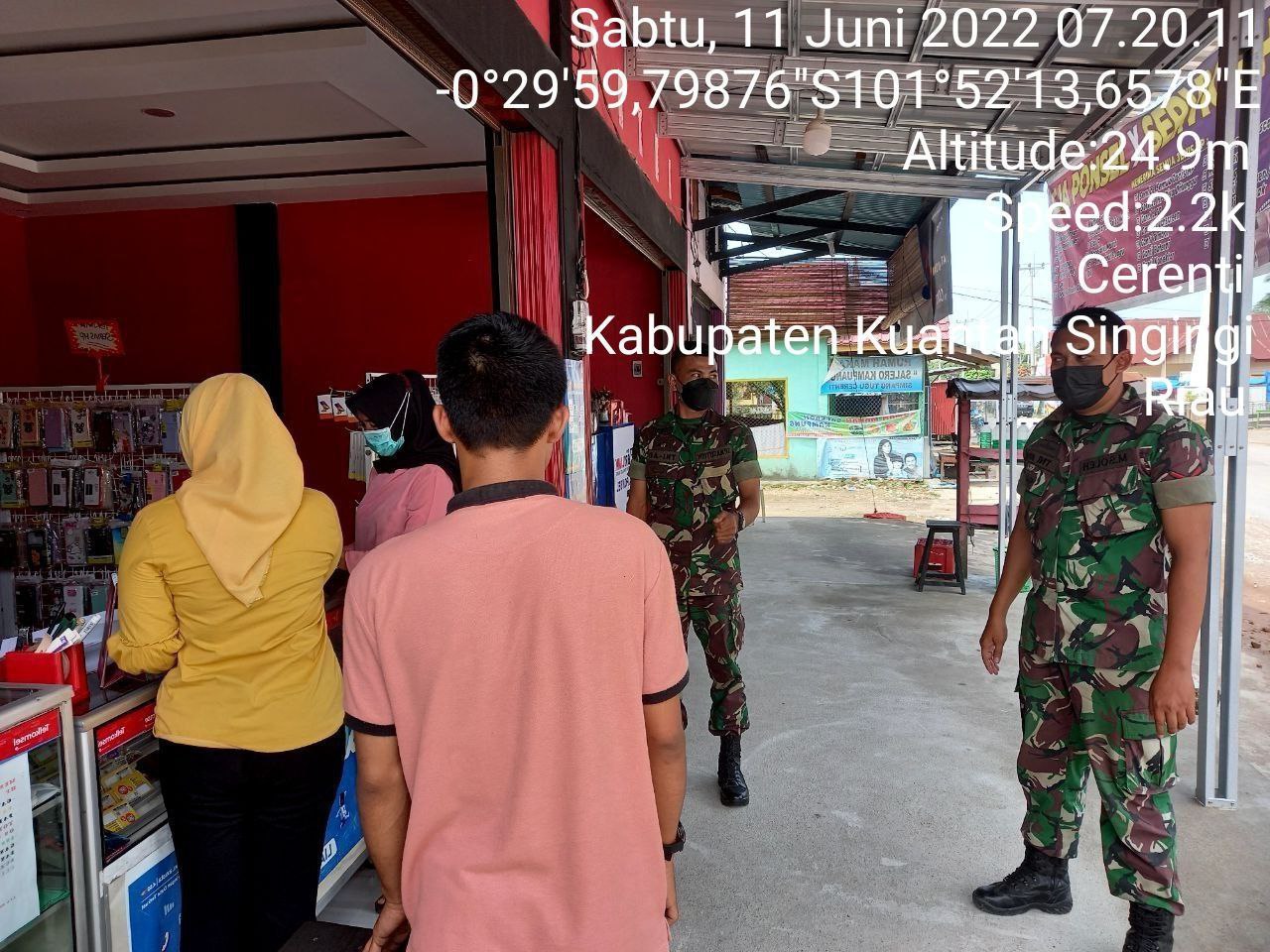 Babinsa Koramil 06/Cerenti Dim 0302/Inhu Berikan Sosialisasi Serta Himbauan Kepada Warga Agar Patuhi Prokes Covid-19 di Konter HP dan Toko Baju