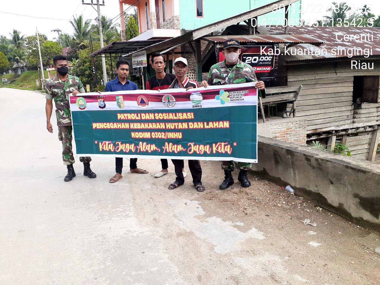 Tingkatkan Pengawasan Karlahut Babinsa Koramil 06/ Cerenti Kodim 0302/ Inhu Laksanakan Patroli dan Sosialisasi Kepada Masyarakat