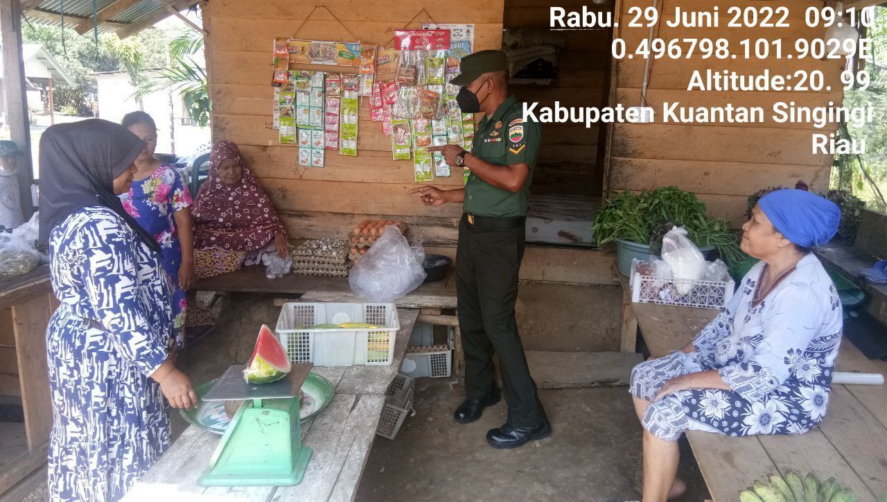 Di Pasar Inuman Babinsa Koramil 06/Cerenti Kodim 0302/Inhu Komsos Dengan Pedagang Pasar Pantau Harga Sembako