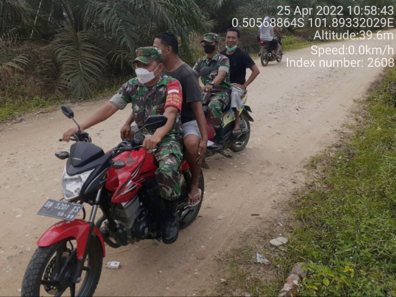 Babinsa Koramil 06/Cerenti Kodim 0302/Inhu,Bersama Masyarakat Peduli Api Laksanakan Patroli Untuk Cegah Kebakaran Hutan Dan Lahan di Wilayah Teritorialnya