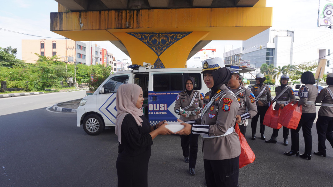 Satgas Preemtif dan Ban Ops Sosialisasikan Tertib Berkendara Sambil Bagikan Makanan Jum'at Berkah