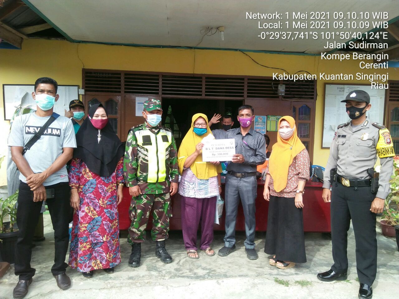 Babinsa Koramil 06/Cerenti Dim 0302/Inhu Dan Bhabinkamtibmas  Kawal Penyerahan BLT DD Diwilayahnya