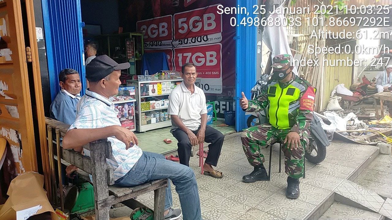 Babinsa Koramil 06/Cerenti Dim 0302/Inhu Komsos Dengan Masyarakat