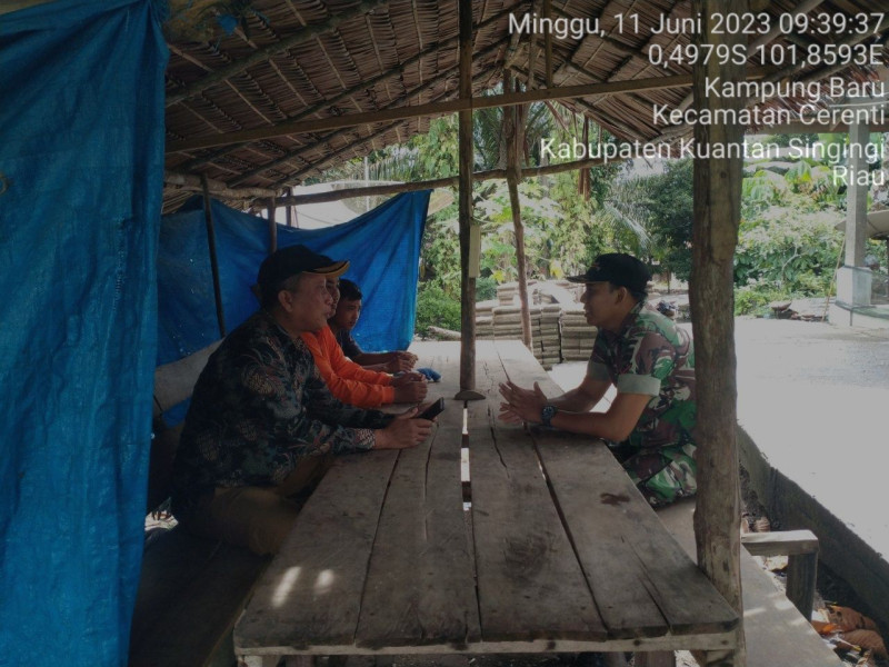 Babinsa Koramil 06/Cerenti Komsos Dengan Warga Desa Binaan Memberikan Pengertian Tentang Pentingnya Menjaga Keamanan Lingkungan