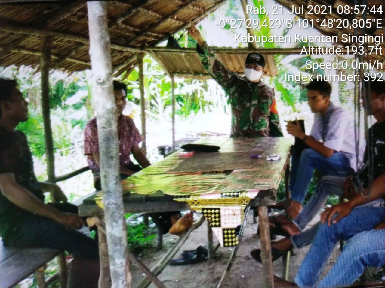Babinsa Koramil 06/Cerenti Kodim 0302/Inhu Melaksanakan Komsos Dengan Warga Binaan Desa Palau Panjang Hulu