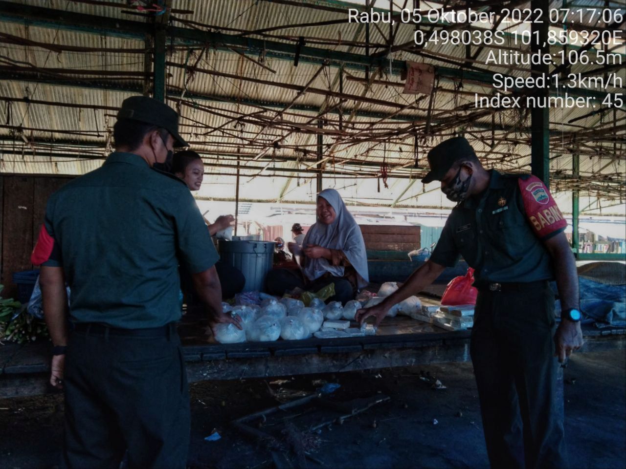 Babinsa Koramil 06/Cerenti Kodim 0302/Inhu  Berikan Sosialisasi Serta Himbauan Kepada Warga Agar Patuhi Prokes Covid-19 di Pasar Tradisional Cerenti