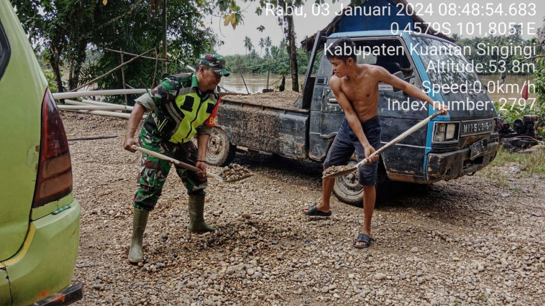 Serka Heriyus Saputera Babinsa Koramil 06/Cerenti  Kodim 0302/Inhu Bergotong Royong Dengan Masyarakat