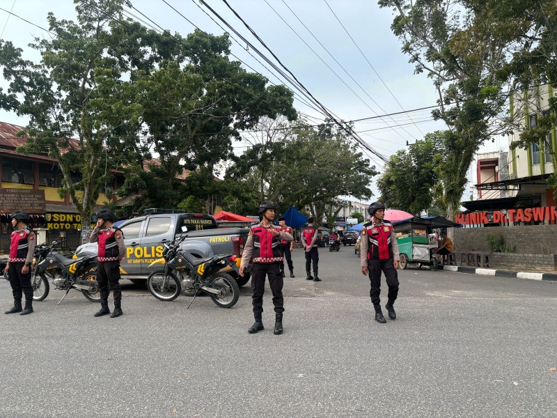 Patroli Pengamanan Sat Samapta Polres Kuansing di Pasar Ramadhan dan Pengaturan Lalu Lintas R4