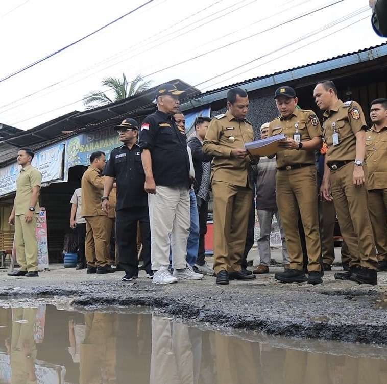 Usai Tinjau Jalan Rusak, Pj Wali Kota Muflihun Pastikan Perbaiki Secara Bertahap