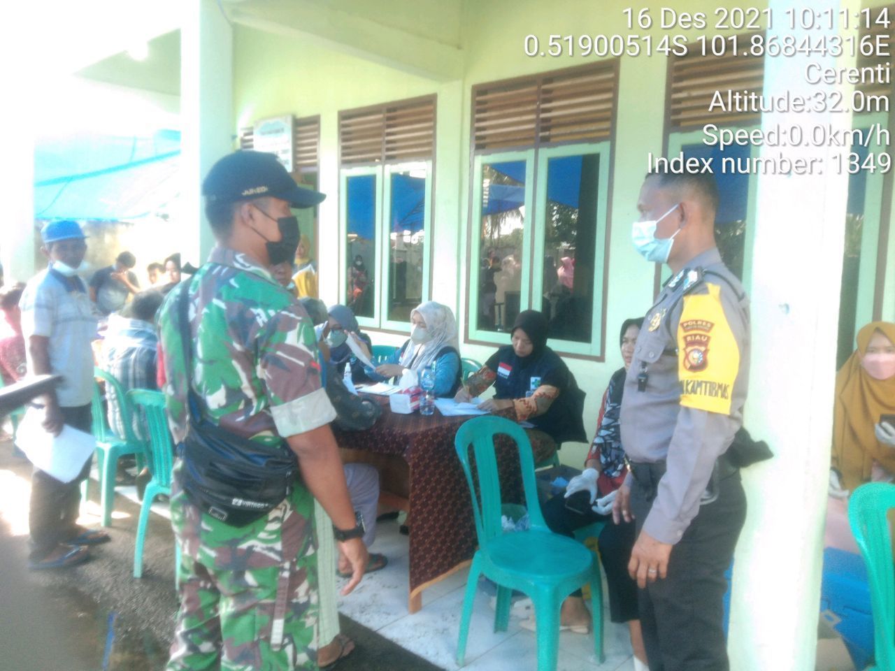 Babinsa Koramil 06/Cerenti Kodim 0302/Inhu  Pantau Dan Dampingi Pelaksanaan Vaksin Covid-19 Desa Pulau Bayur Kecamatan Cerenti