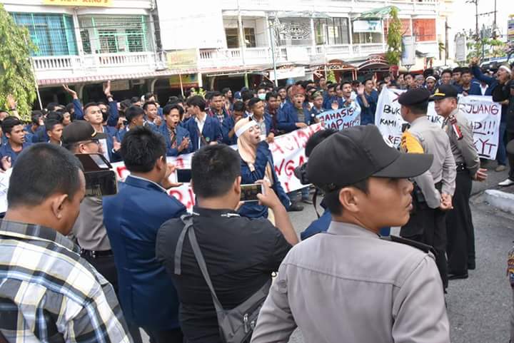 Dikawal Polisi, Mahasiswa Gelar Aksi Demo Damai Depan Kantor Bupati Bengkalis