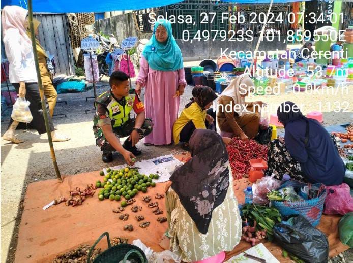 Pratu Chumaidi Anggota Koramil 06/Cerenti Kodim 0302/Inhu Cek Harga Sembako Di Pasar Tradisional 