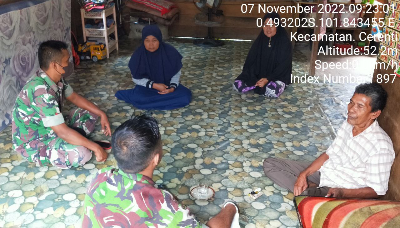 Sambangi Rumah Warga Binaan Babinsa Koramil 06 /Cerenti Kodim 0302/ Inhu Lakukan  Komsos Dengan Warga
