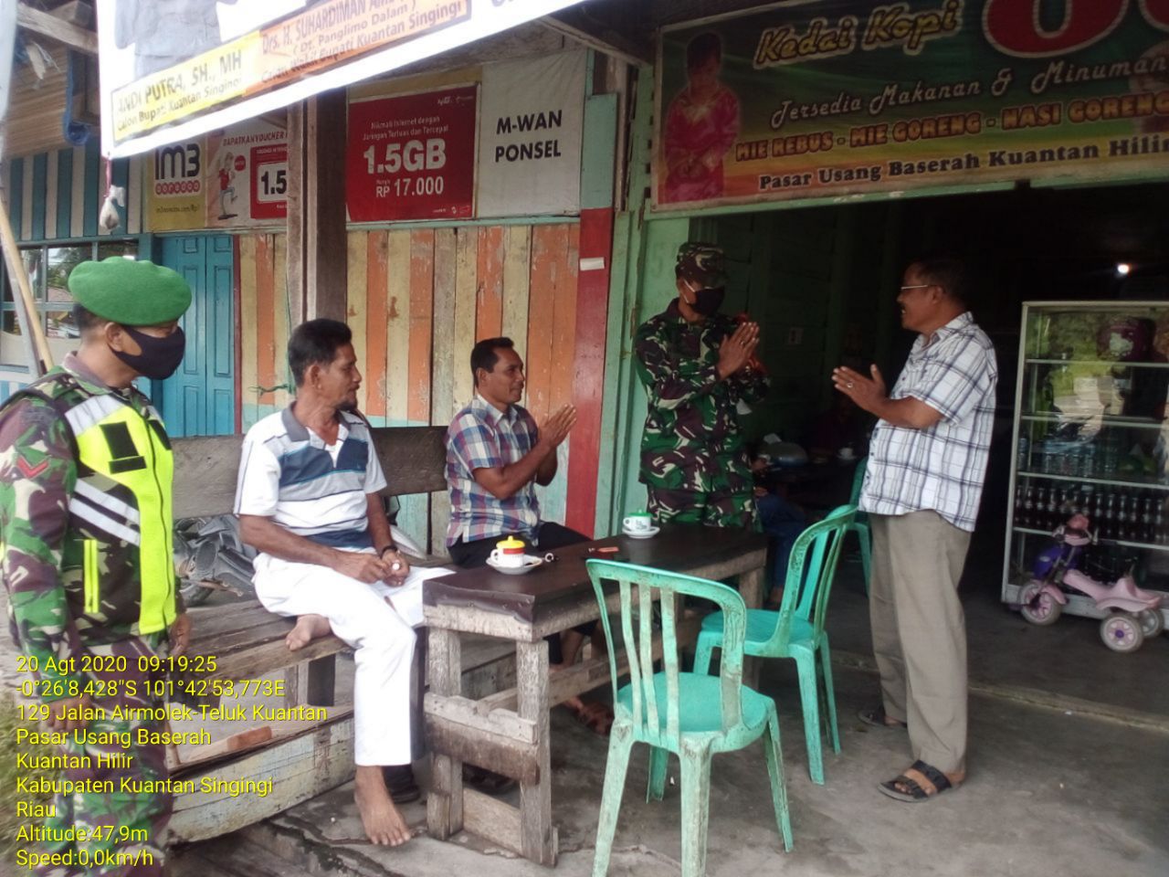 Babinsa Serma Muhardi Koramil 07/Kuantan Hilir Dim 0302/Inhu Komsos Dan Sosialisasi Bahaya Covid-19