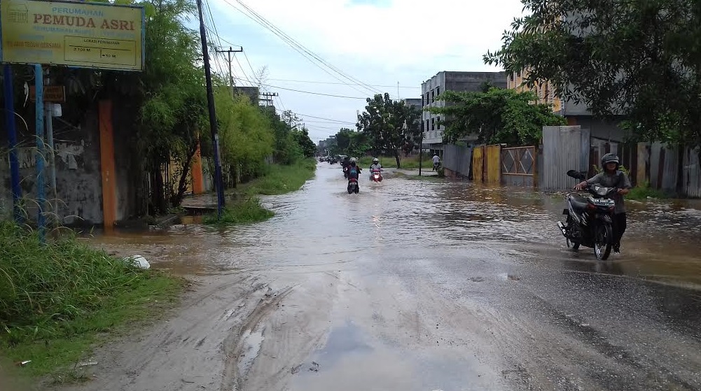 Hati-hati Motor Mogok, Ini Jalanan di Pekanbaru yang Terendam Banjir