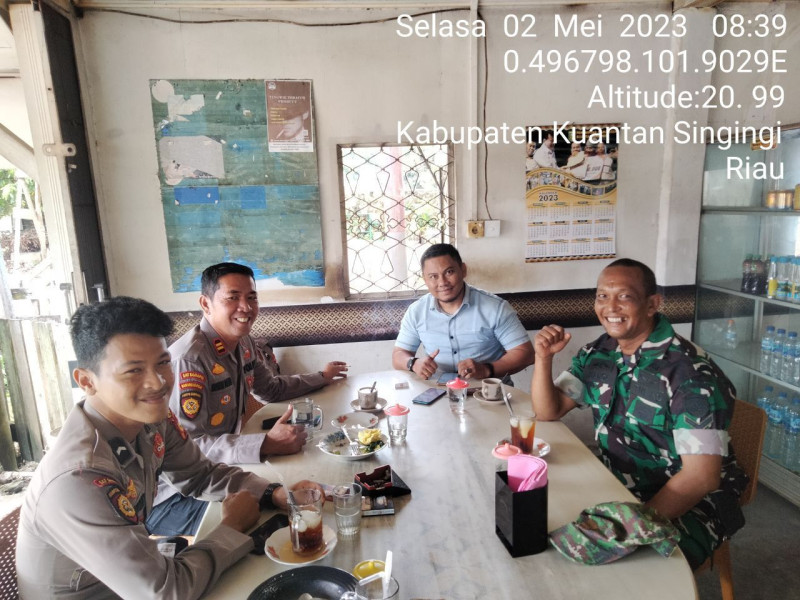 Babinsa Koramil 06/Cerenti Kodim 0302/Inhu Komsos Dengan Warga Binaan Wilayah Teritorialnya