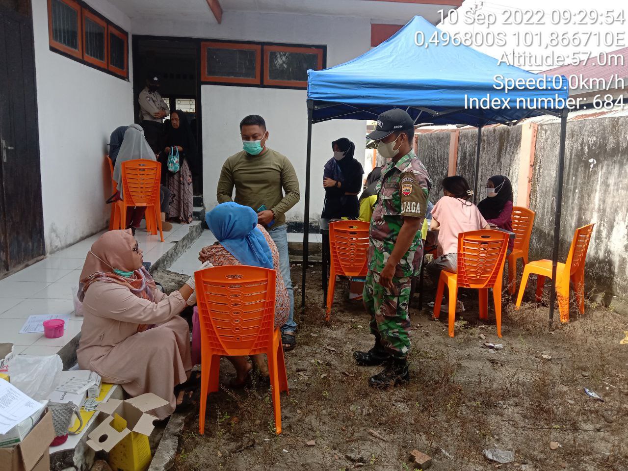 Babinsa Koramil 06/Cerenti Kodim 0302/Inhu Pantau Dan Dampingi Pelaksanaan Vaksin Covid-19