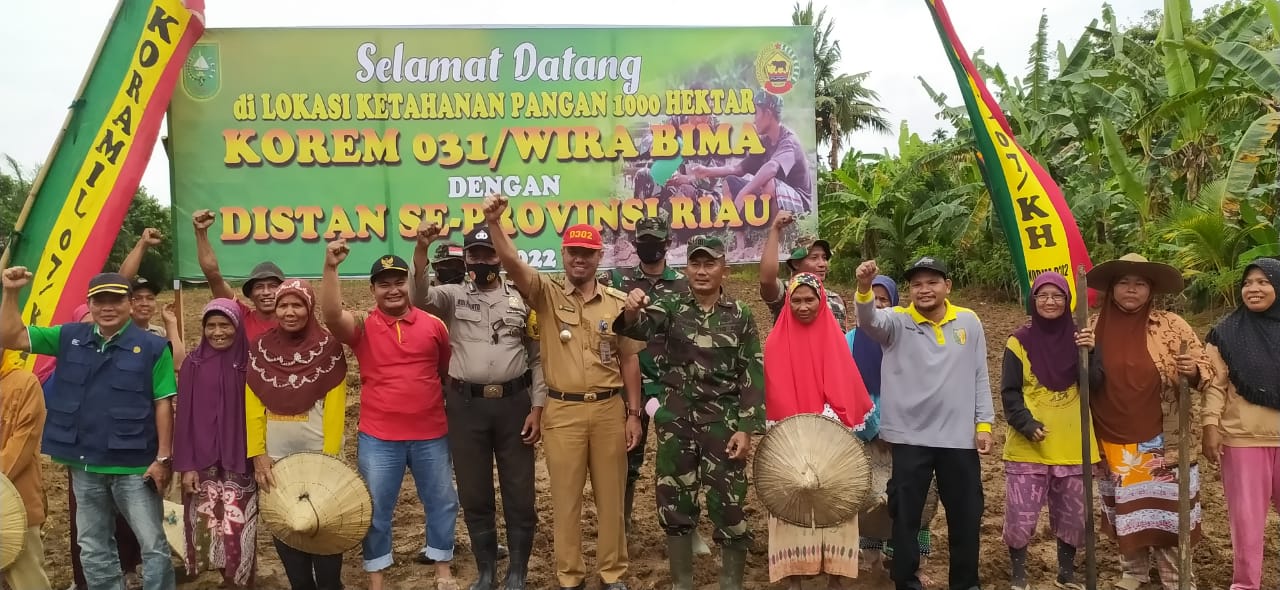 Dalam Rangka HUT Korem 031/WB Yang Ke 63, Danramil Koramil 07/Kuantan Hilir Tanam Jagung Seluas 2 Hektar di Desa Pelukahan Kecamatan Kuantan Hilir Seberang
