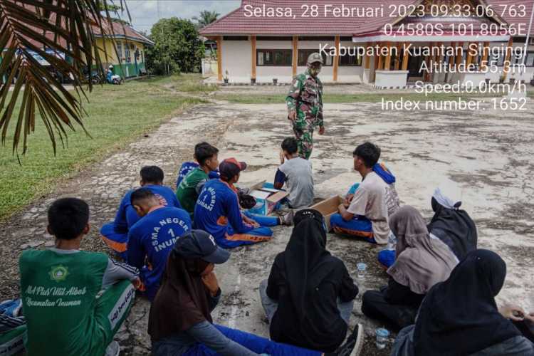 Babinsa Koramil 06/Cerenti Kodim 0302/Inhu Komsos Dengan Anak Sekolah SMA N 1 Inuman Kecamatan Inuman
