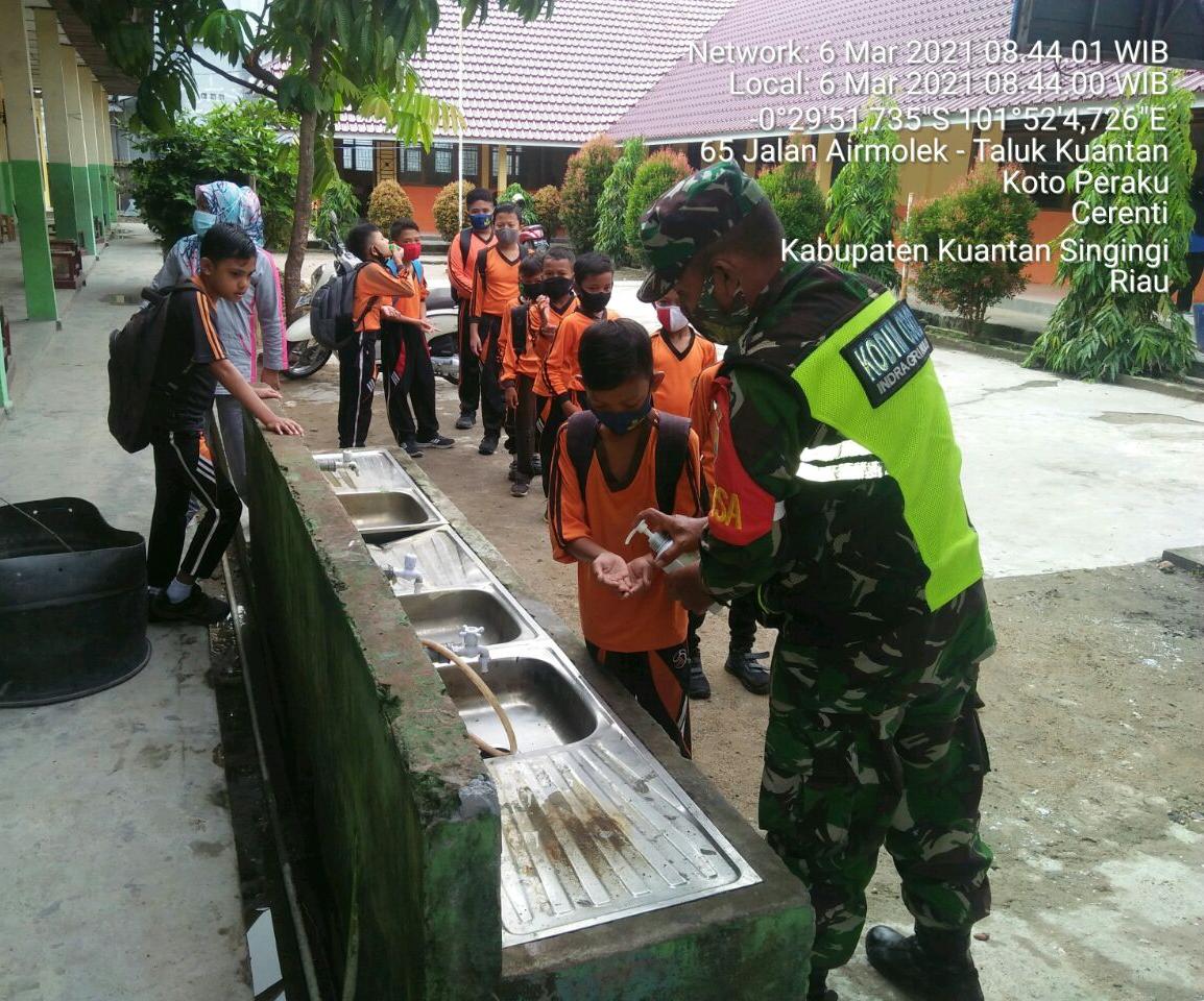 Dalam Memutus Mata Rantai Penyebaran Covid 19, Babinsa Koramil 06/Cerenti Dim 0302/Inhu Datangi Salah Satu Sekolah 