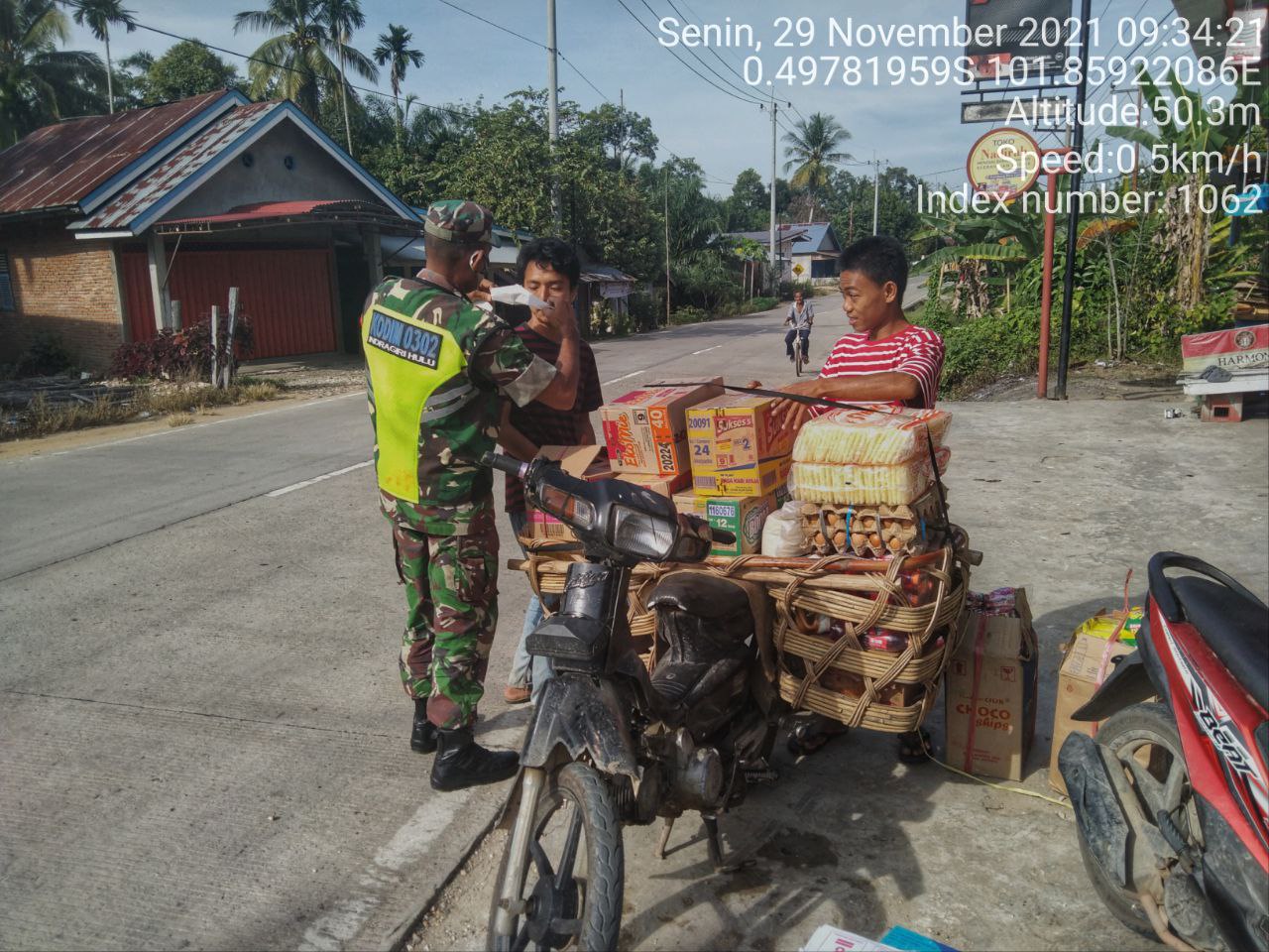 Putus Mata Rantai Penyebaran Covid-19, Babinsa Koramil 06/ Cerenti Kodim 0302/ Inhu Bagikan Masker Gratis Kepada Warga Binaan Desa Kampung Baru Koto