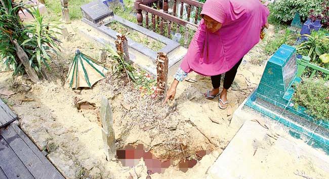 Horor! Makam Keluarkan Darah Segar dan Bau Menyengat, Warga Geger