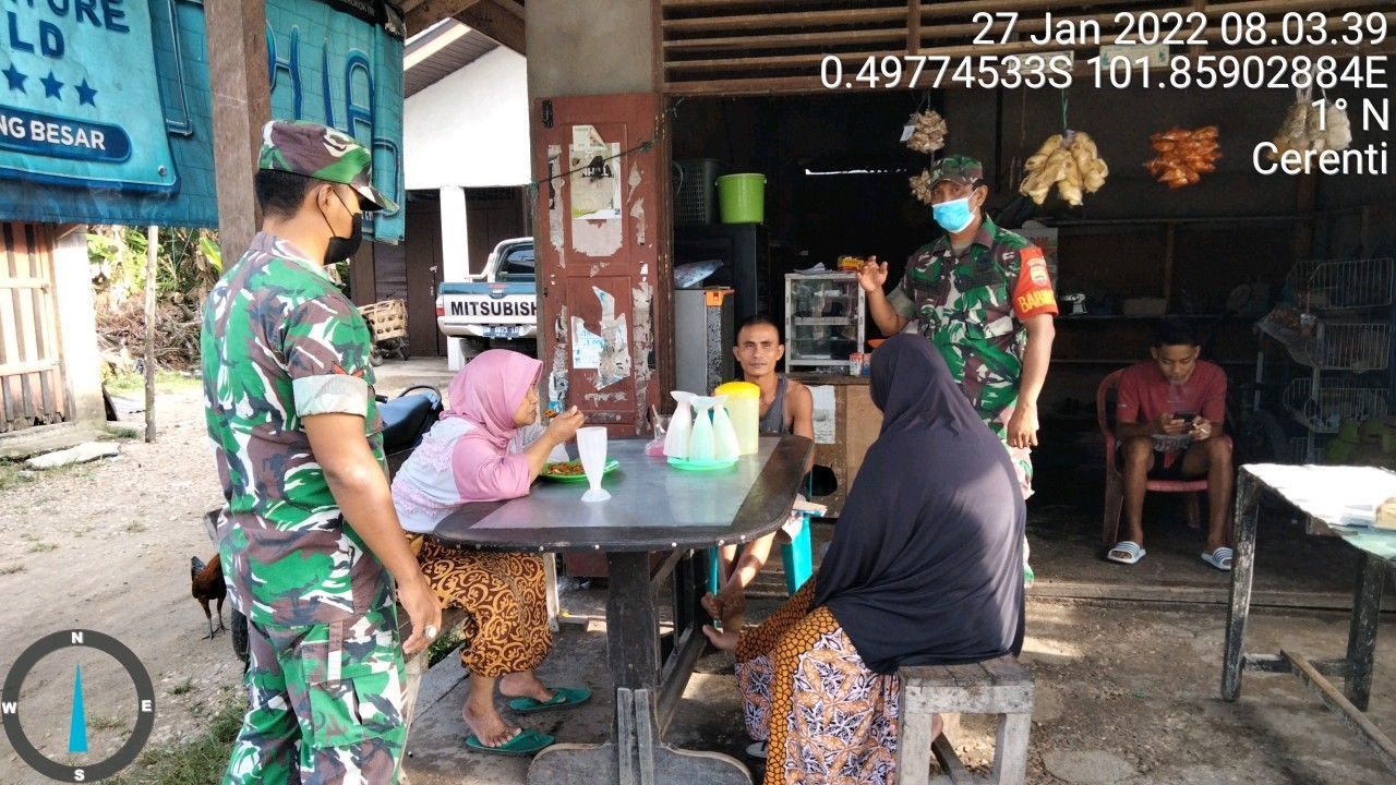 Babinsa Koramil 06/Cerenti Dim 0302/Inhu  Berikan Sosialisasi Serta Himbauan Kepada Warga Agar Patuhi Prokes Covid-19 di Desa Kampung Baru Koto Kecamatan Inuman