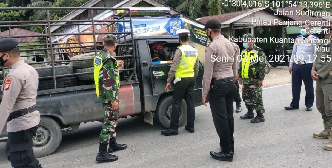 Babinsa Koramil 06/cerenti Dim / 0302/Inhu Melaksanakan Pos Penyekatan Lintas Darat di Desa Pesikaian