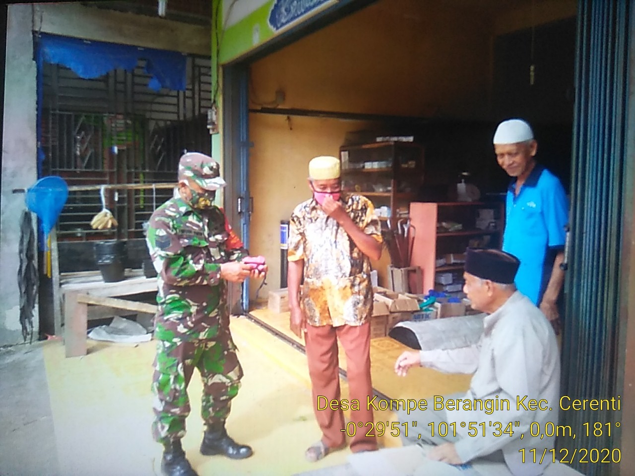 Antisipasi Penyebaran Corona Babinsa Koramil 06/Cerenti Dim 0302/Inhu Bagikan Masker Gratis Kepada Warga 