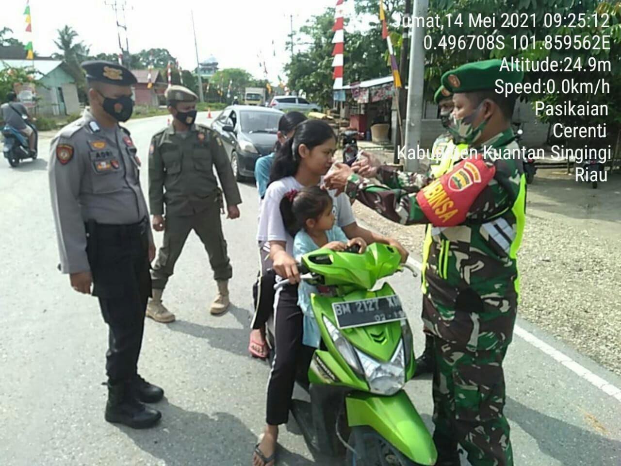 Selama Larangan Mudik, Babinsa Koramil 06/Cerenti Kodim 0302/Inhu Melaksanakan Penyekatan Pos Lintas Darat