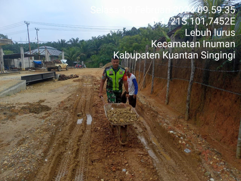 Babinsa Koramil 06/Cerenti  Kodim 0302/Inhu Gotong Royong Bersama Warga 